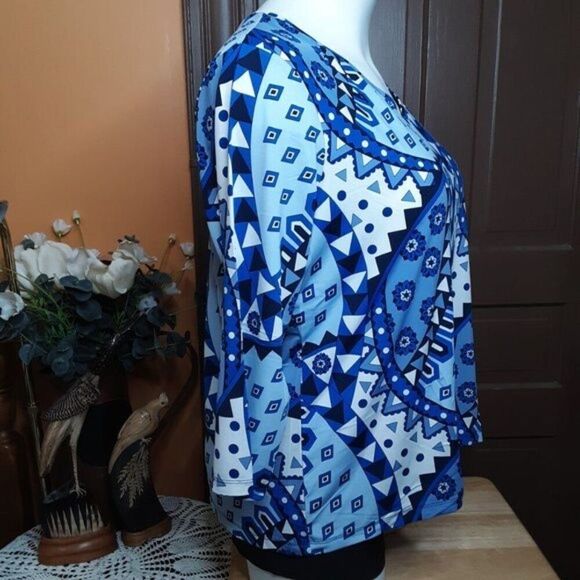 Linea By Louis Dell’Olio Blue Motif V-neck Blouse 2X - Picture 5 of 12